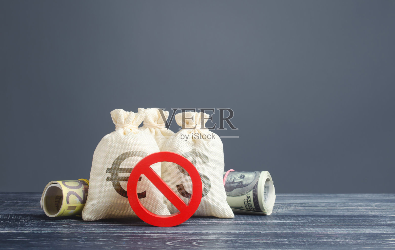 钱袋和红色禁止标志no。资本输出流出限制。制裁。金融领域的监管法律。去美元化，外汇黄金储备多样化。照片摄影图片