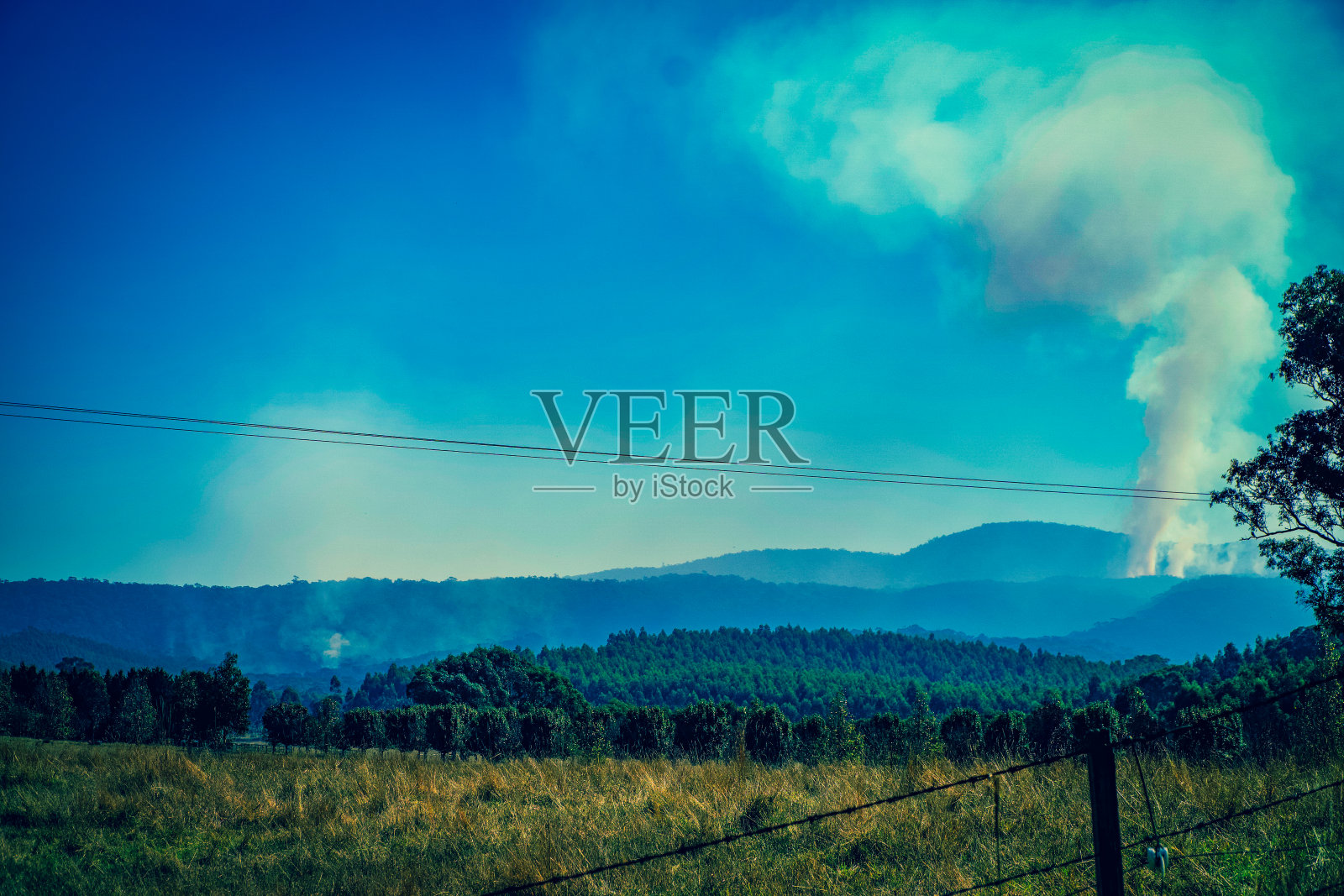 澳大利亚森林大火的远景。照片摄影图片