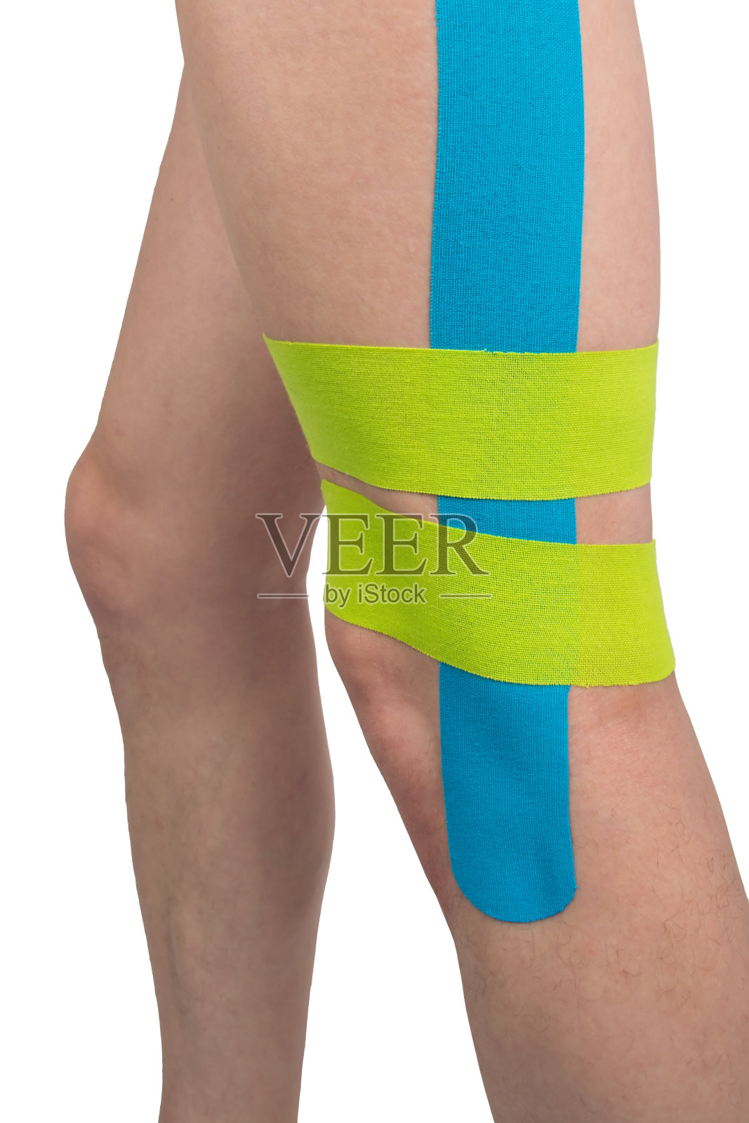 在白色的背景上，一个男人的腿上贴着运动胶带，为了舒适的运动和保护免受伤害照片摄影图片