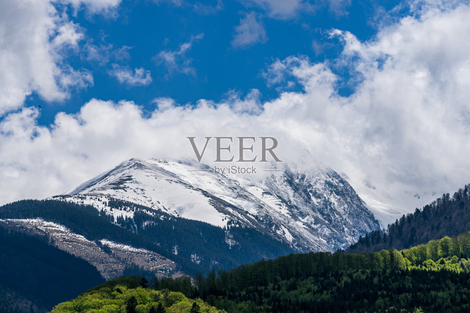 云雾缭绕的山峰照片摄影图片