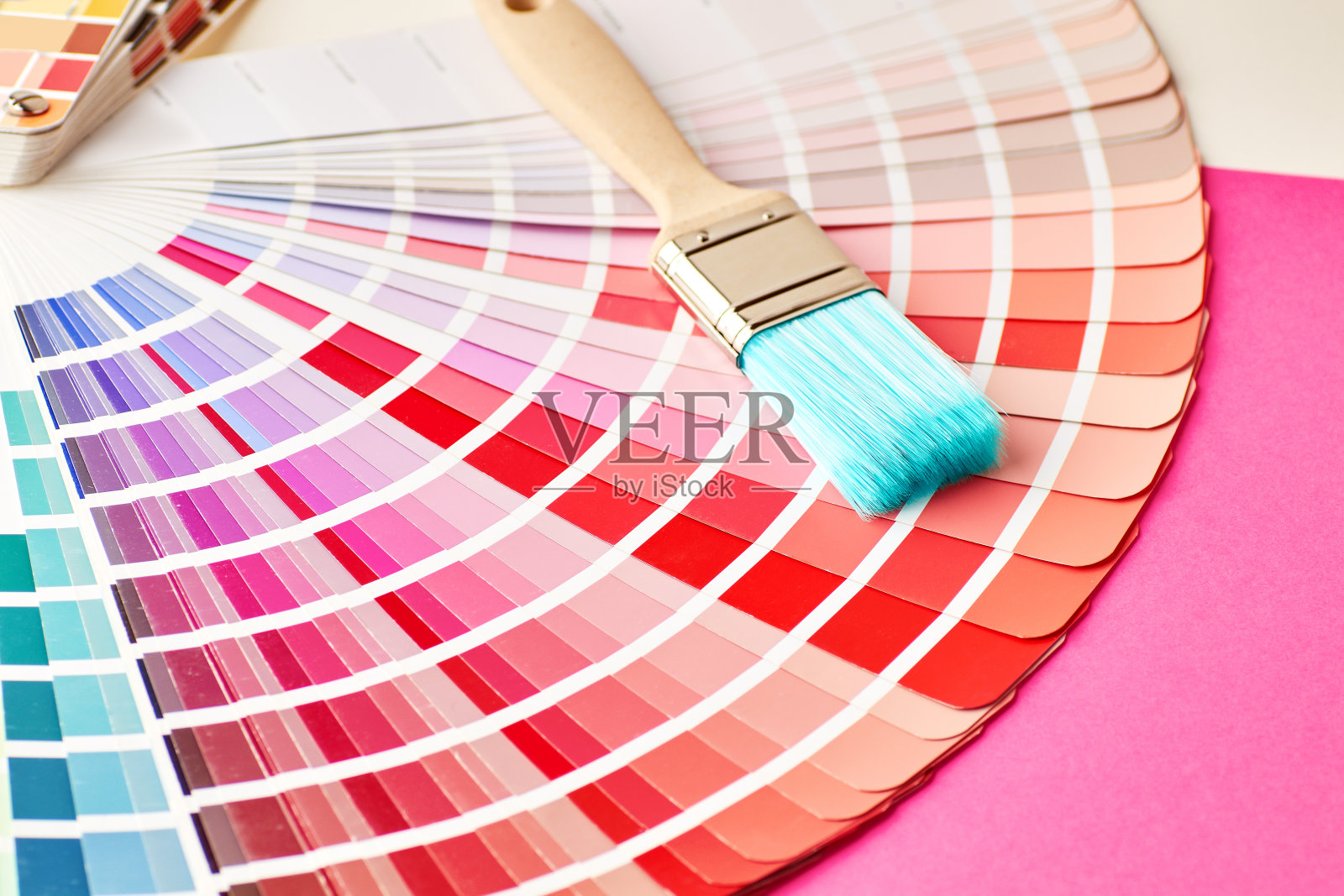 画笔和色板本照片摄影图片