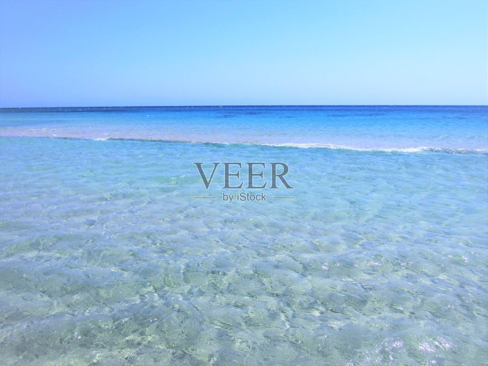 蓝天、大海和白色的海滩照片摄影图片