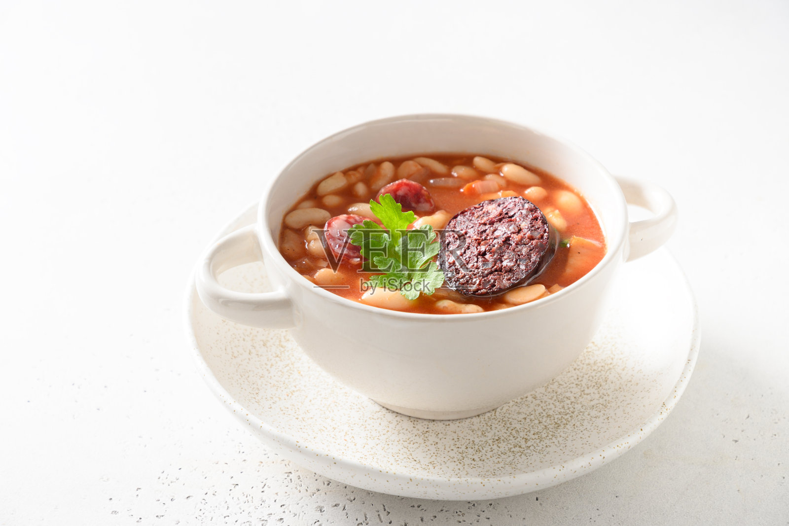 白色桌子上的西班牙豆豆。关闭了。照片摄影图片