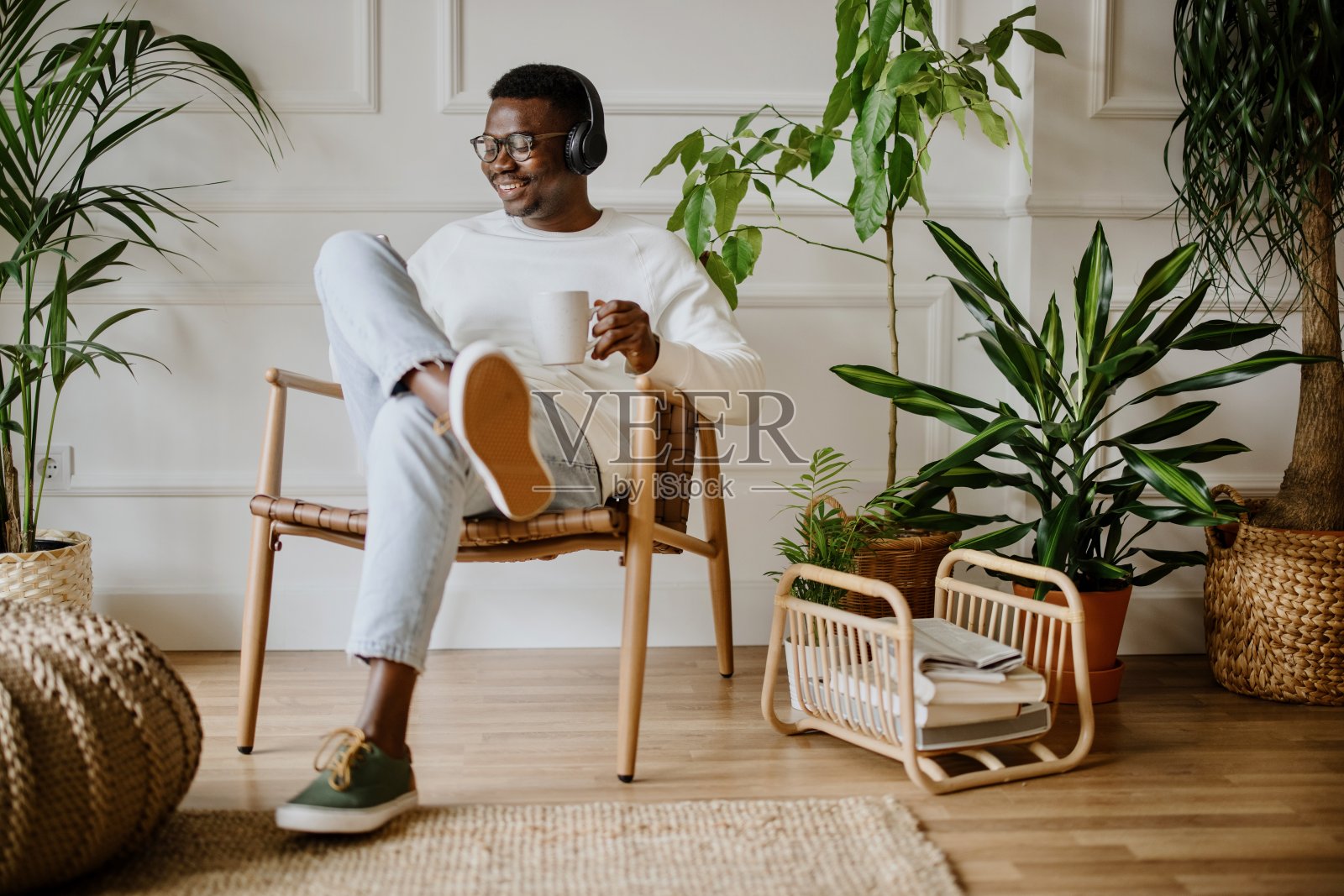 年轻人一边刷社交媒体一边听音乐照片摄影图片