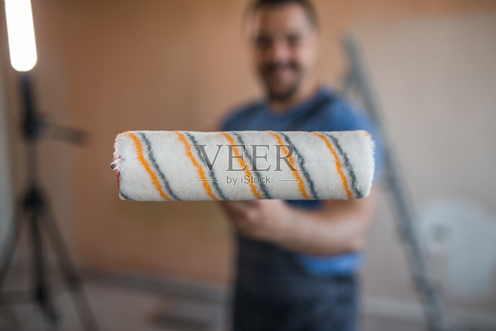 一个中年男子和他的设备照片摄影图片