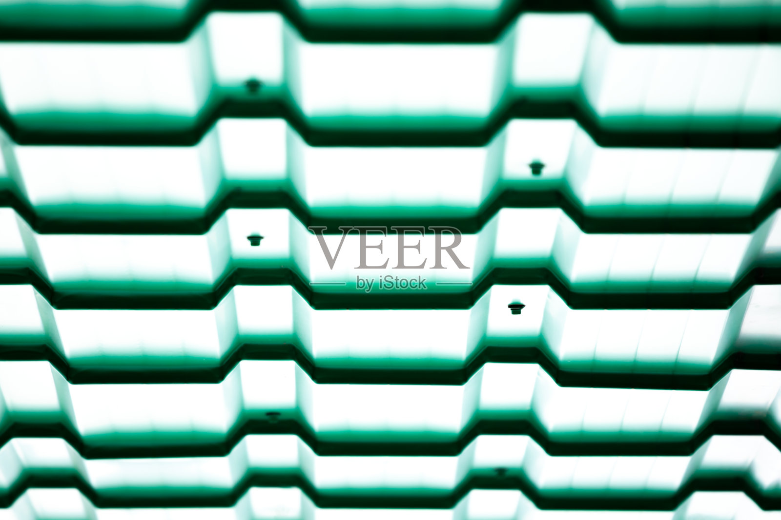 几何抽象背景是横过照片的绿色和黑色的水平不均匀条纹的纹理，在它们之间有白色的间隙，在一个小失焦。软几何摄影。照片摄影图片