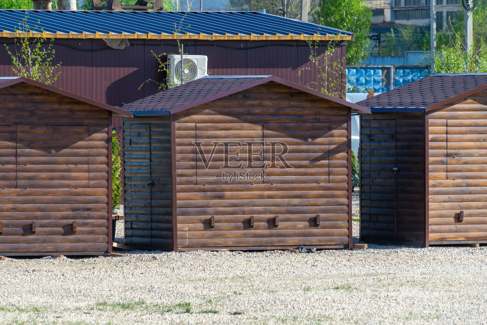 几所(供街头出售的)木房子正在展出以供检查照片摄影图片