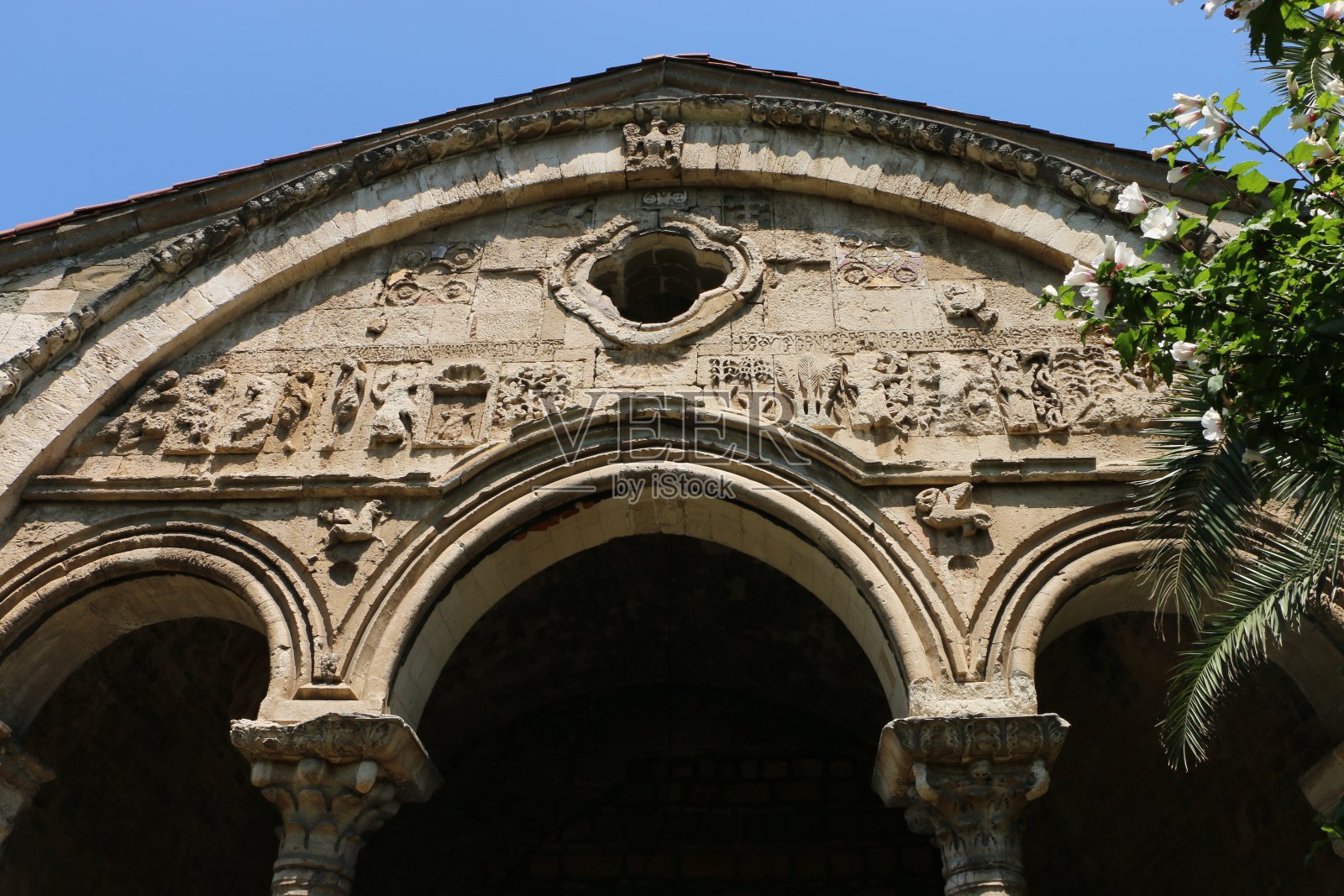 特拉布宗圣索菲亚清真寺正面的建筑细节，微距拍摄照片摄影图片