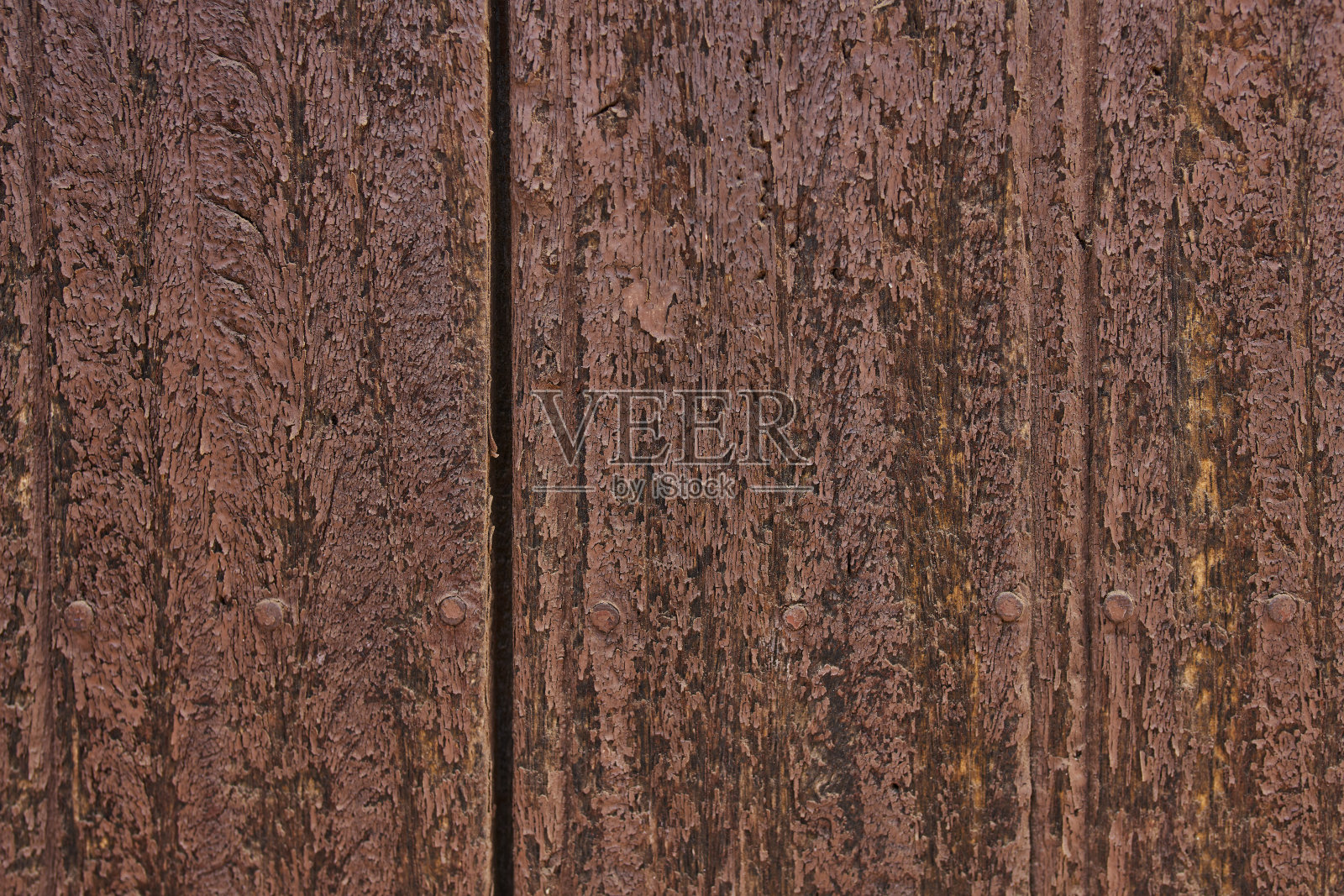 窗户和门的旧木质纹理随着时间的推移而风化，有裂缝和生锈的钉子照片摄影图片