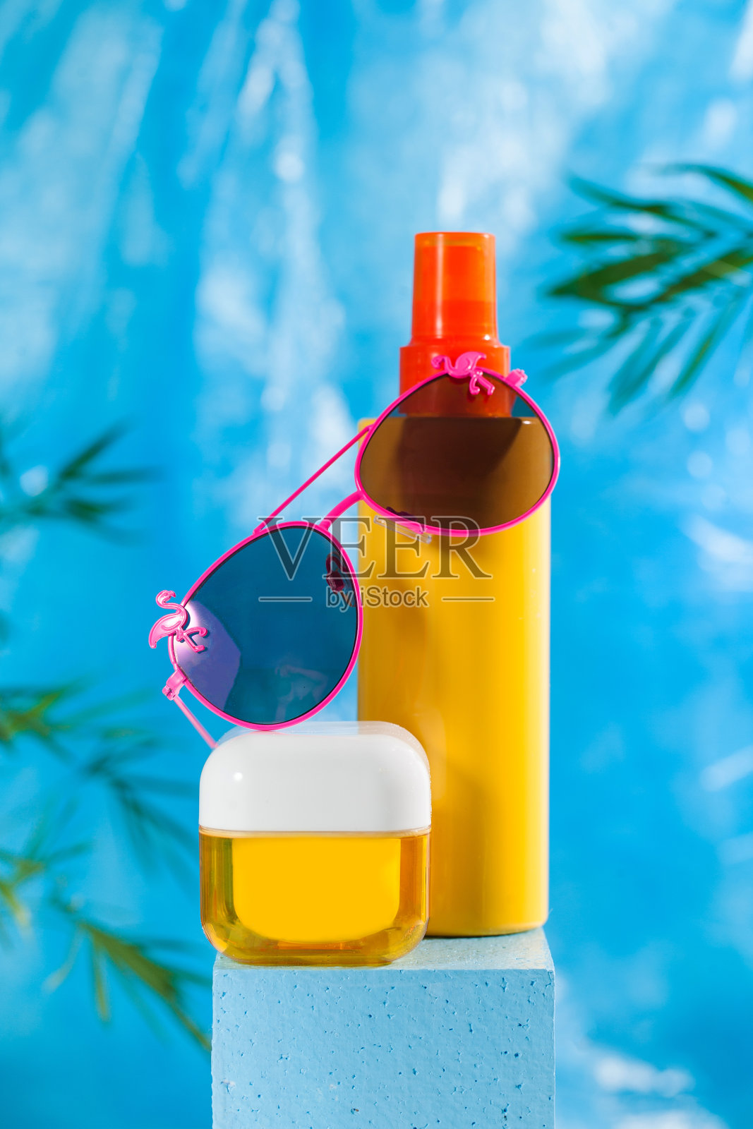 防晒霜化妆品，如面霜和身体乳液与海贝。有个地方可以复制品牌名称。照片摄影图片