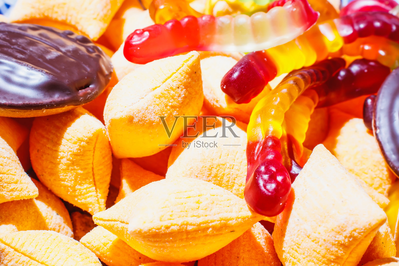 明亮的糖果在盘子里。彩色的胶状软蠕虫照片摄影图片