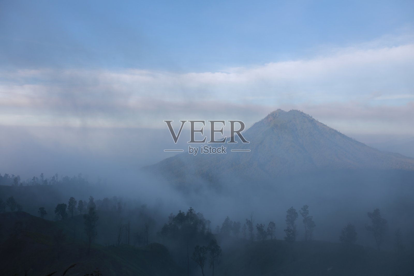 早晨有火山灰的活火山照片摄影图片