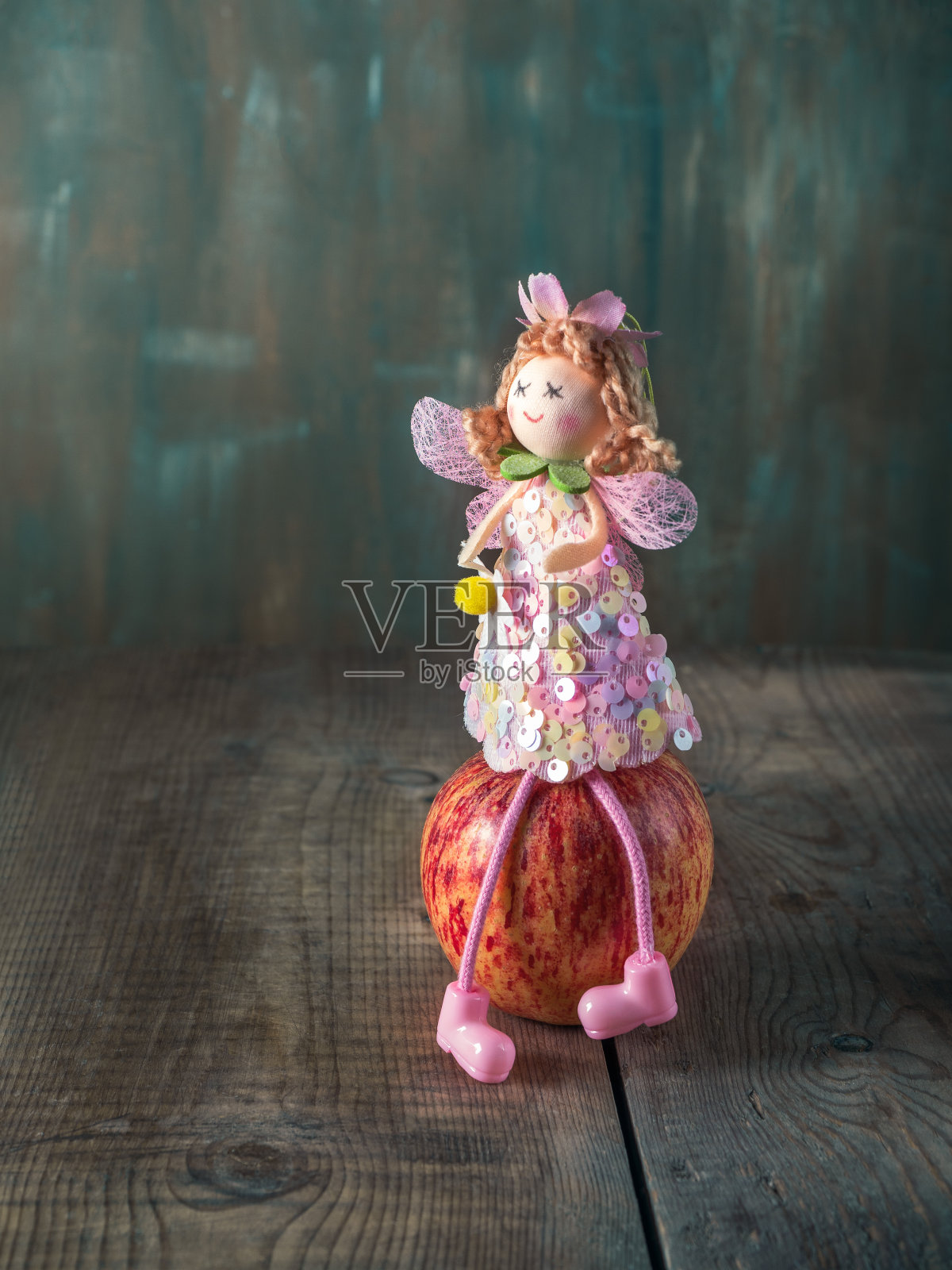 令人难以置信的明信片。苹果仙子坐在苹果上照片摄影图片