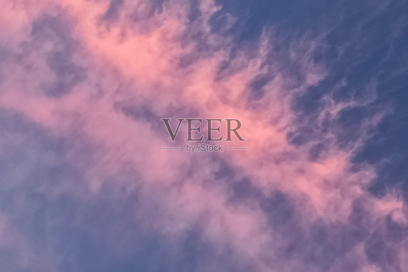 粉红色的晚霞在蓝色的天空背景照片摄影图片