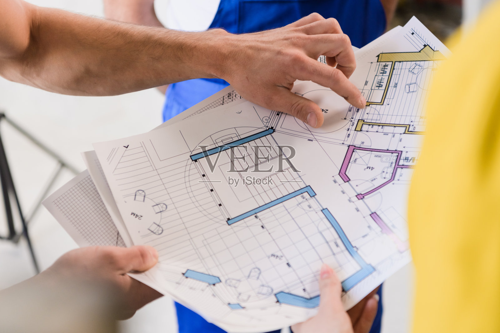 客户和建造者检查布局照片摄影图片