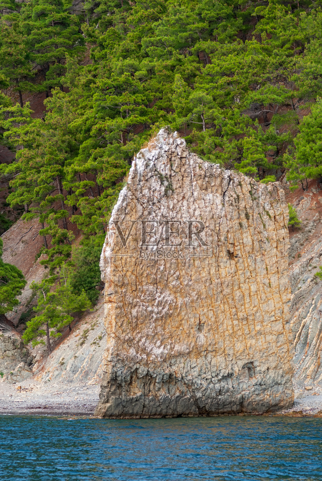 山海景。碧绿的水，松木的山，蔚蓝的天空。照片摄影图片