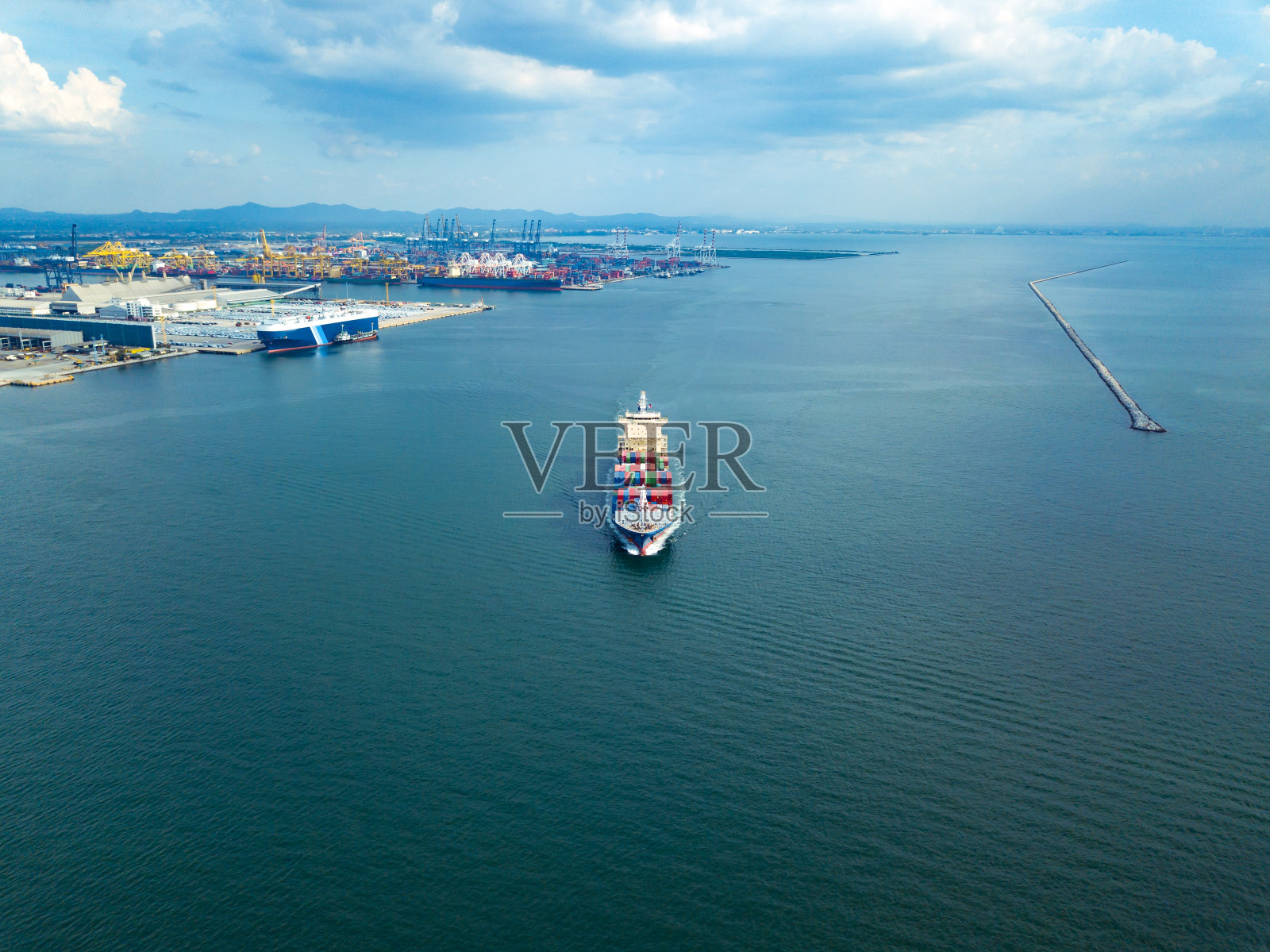 货轮在港口驶向大海照片摄影图片