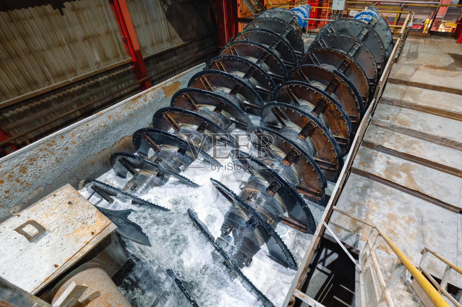 用于细砂分级的螺旋分级机。矿山及加工厂照片摄影图片