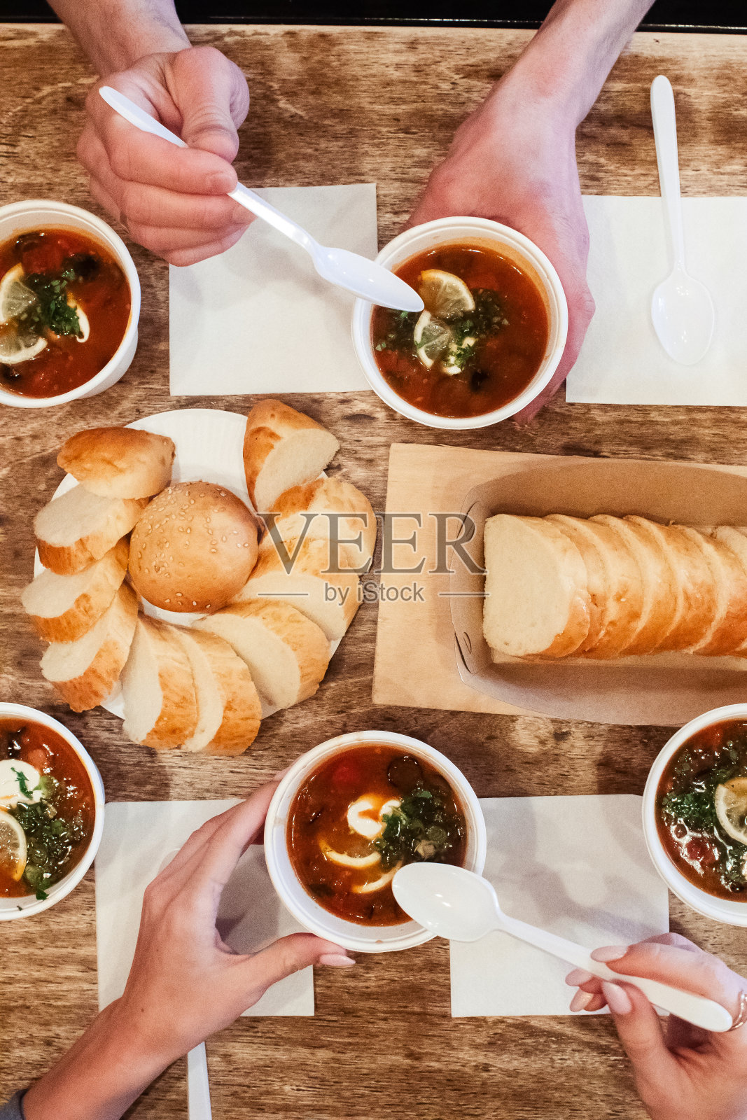 一个大杂烩在一次性纸杯里的特写。传统食物和外国美食的概念。安全环保的一次性餐具。照片摄影图片