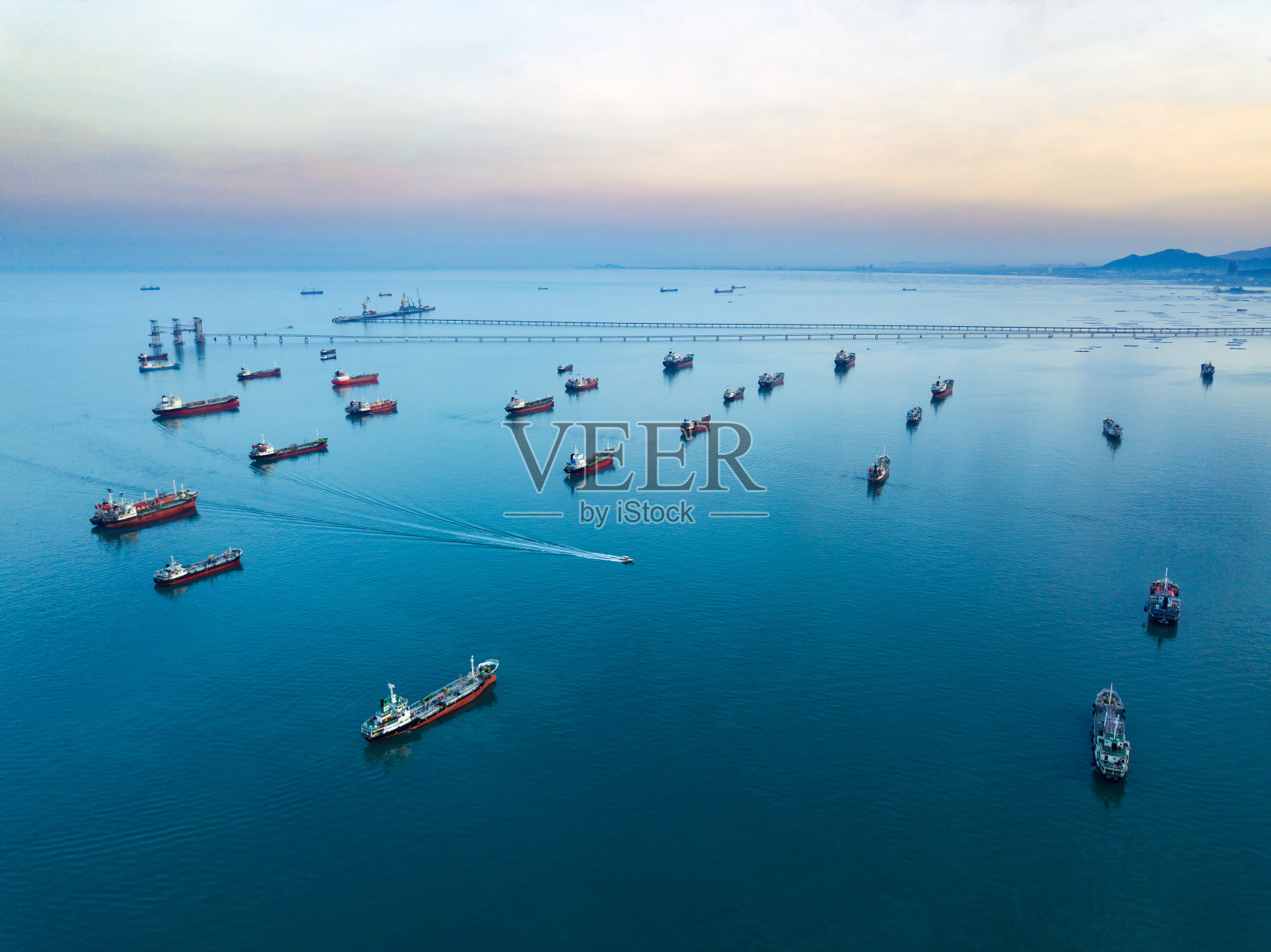 在美丽的阳光下，油轮停靠在海岸上照片摄影图片