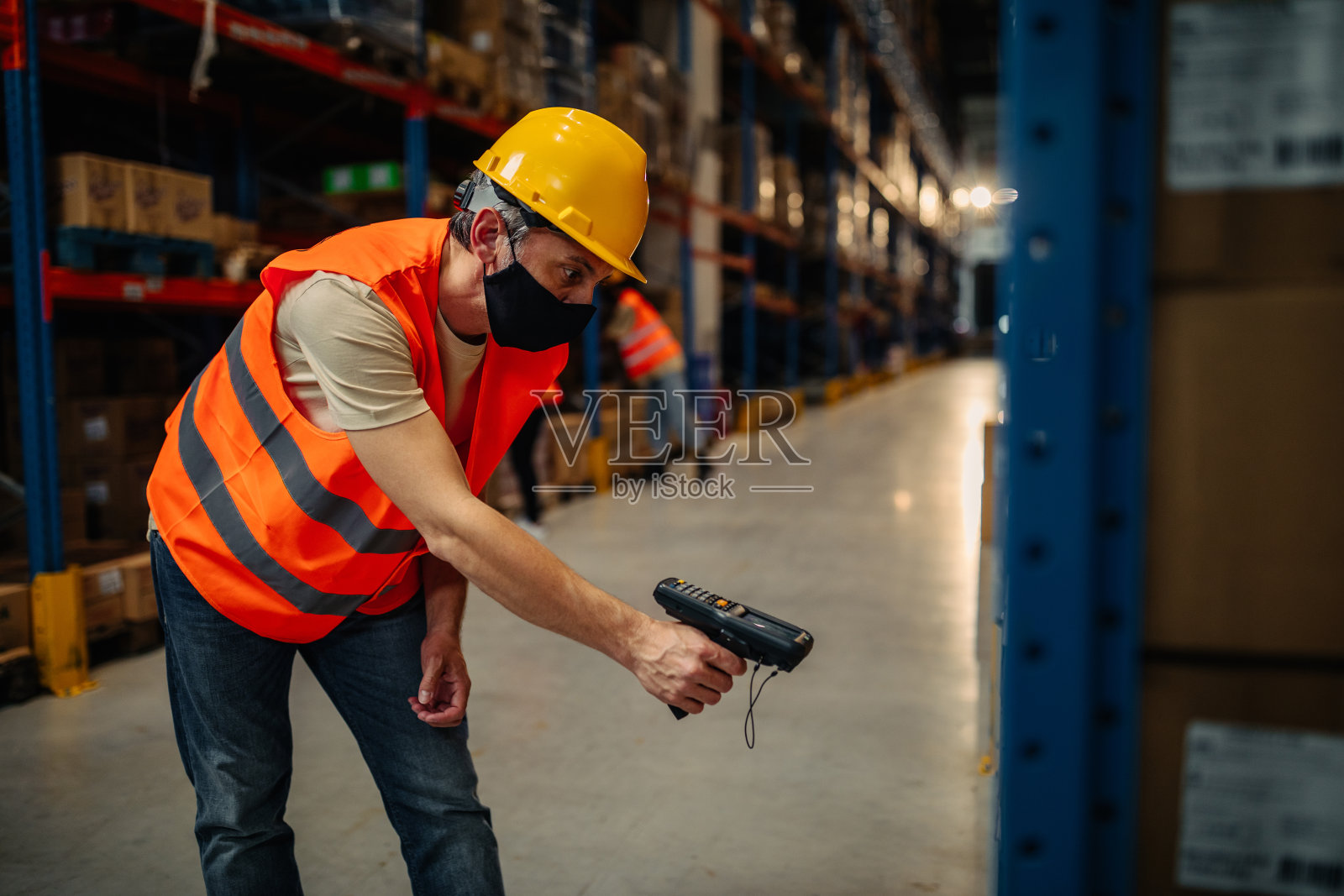 仓库工人用读卡器检查条码照片摄影图片