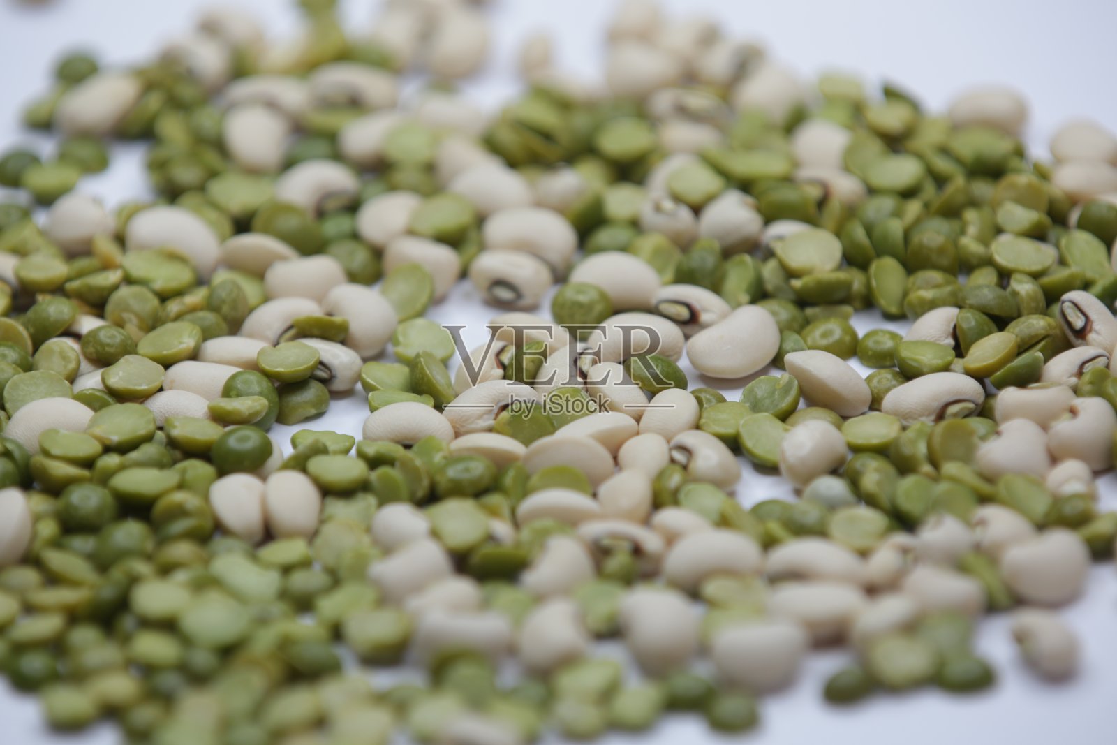 桌上的食物是香蕉片、柠檬片和豆粒。照片摄影图片