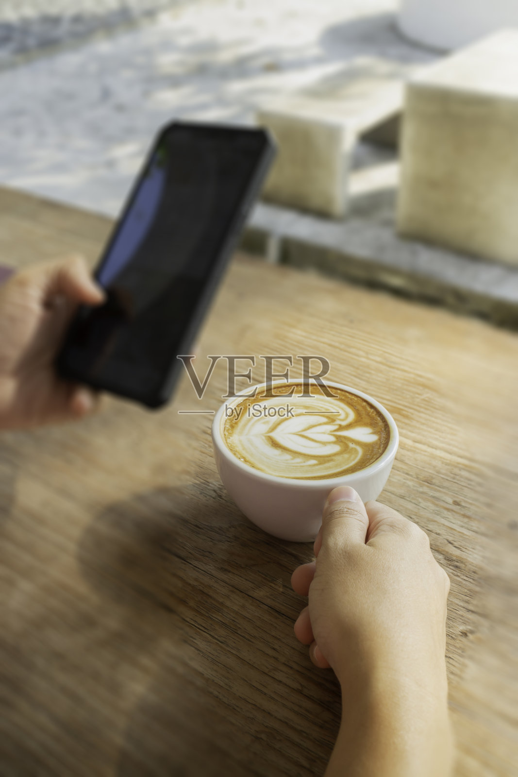 早上在木桌上喝拿铁咖啡在家办公照片摄影图片