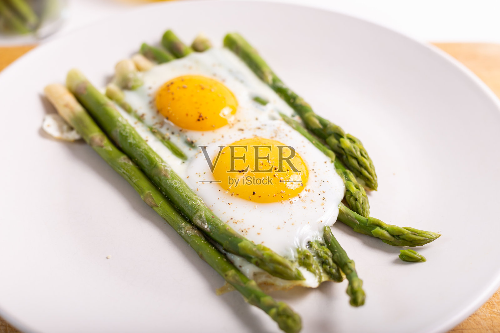 芦笋炒蛋。速食午餐，健康早餐，夏日食物。照片摄影图片