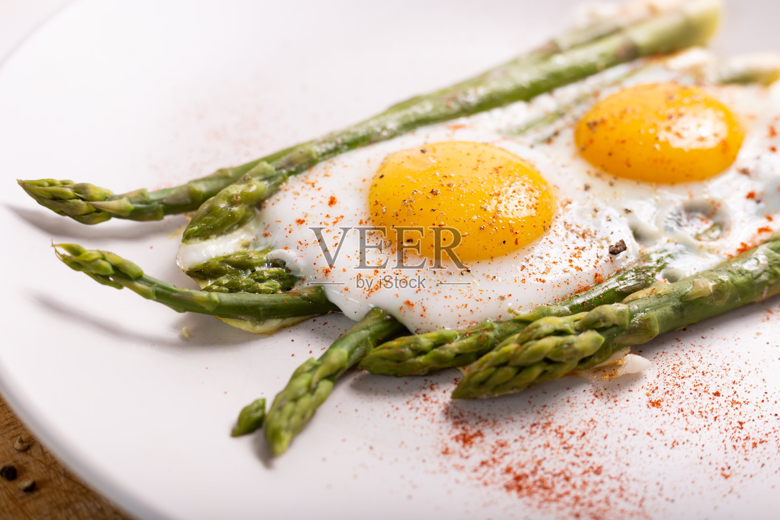 芦笋炒蛋。速食午餐，健康早餐，夏日食物。照片摄影图片