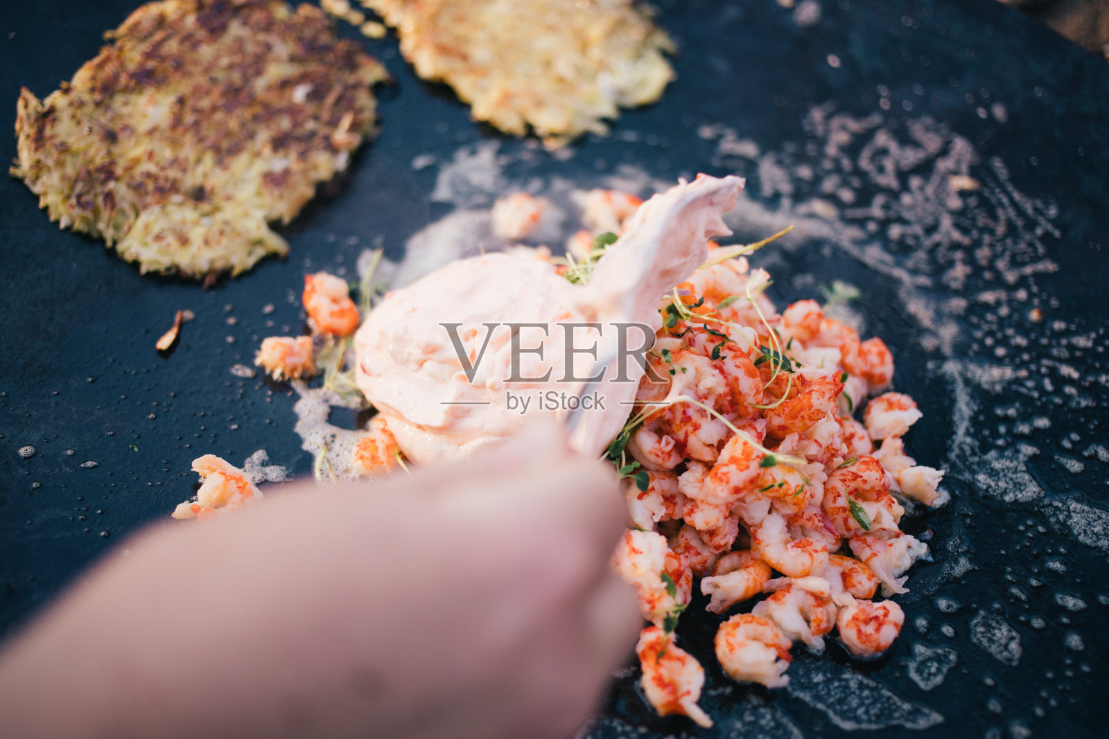 对虾放在锅里照片摄影图片