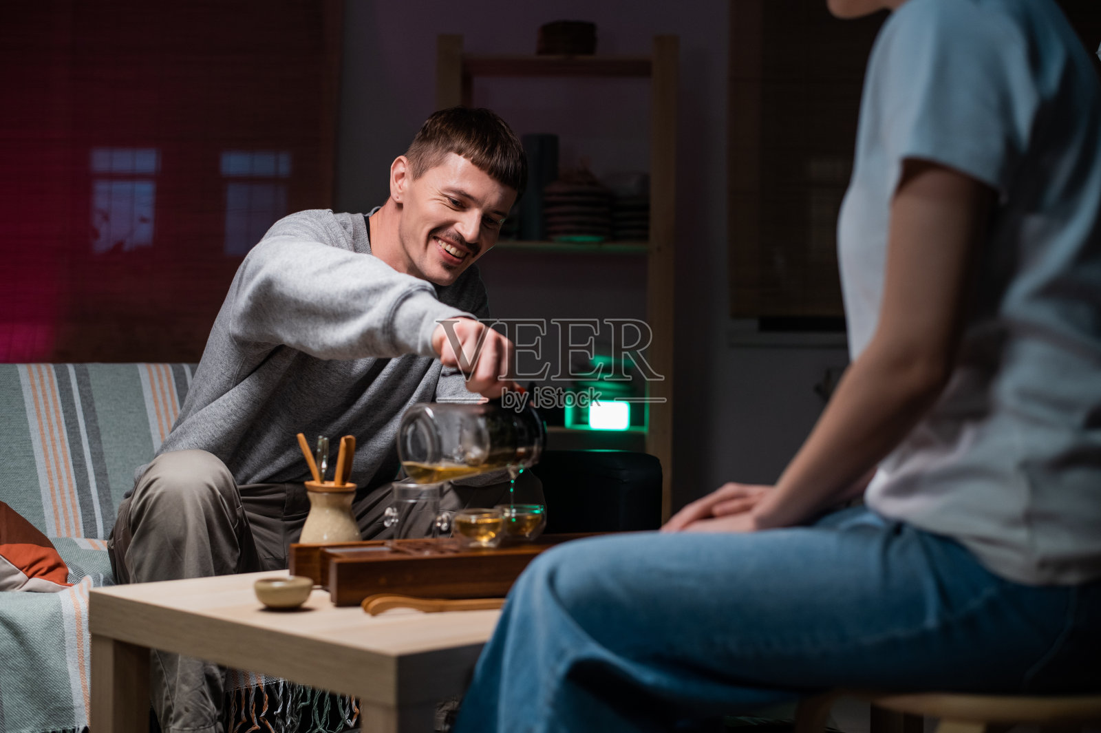 在一个亲密的茶馆里约会。一个男人和一个女人一起喝香茶。神秘的东方茶道照片摄影图片
