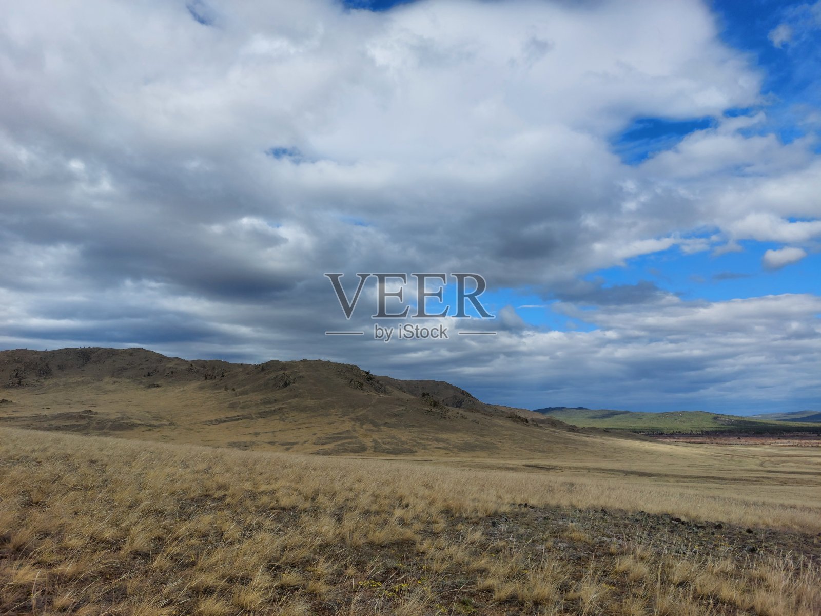 蓝天白云下，山清水秀，谷地春色照片摄影图片