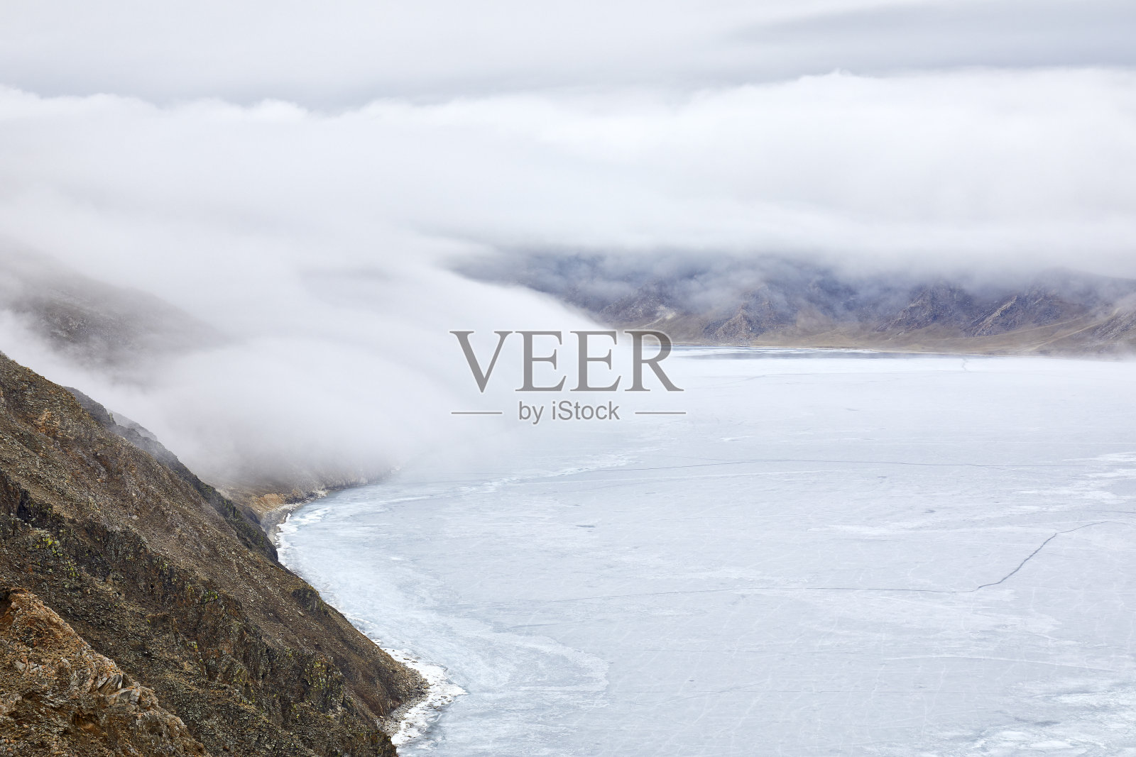 浓雾从山上飘落到水中照片摄影图片