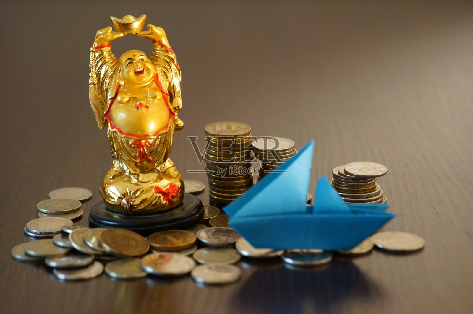 以黄金为背景的一堆硬币。照片摄影图片