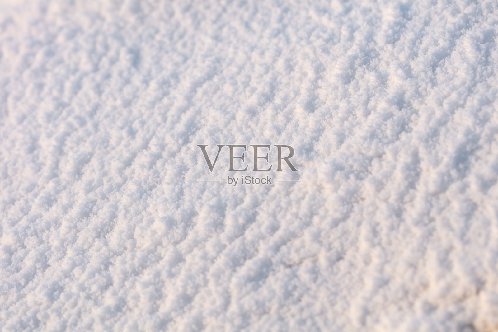 美丽的雪花纹理。美丽的阳光显示了雪的纹理和细节照片摄影图片