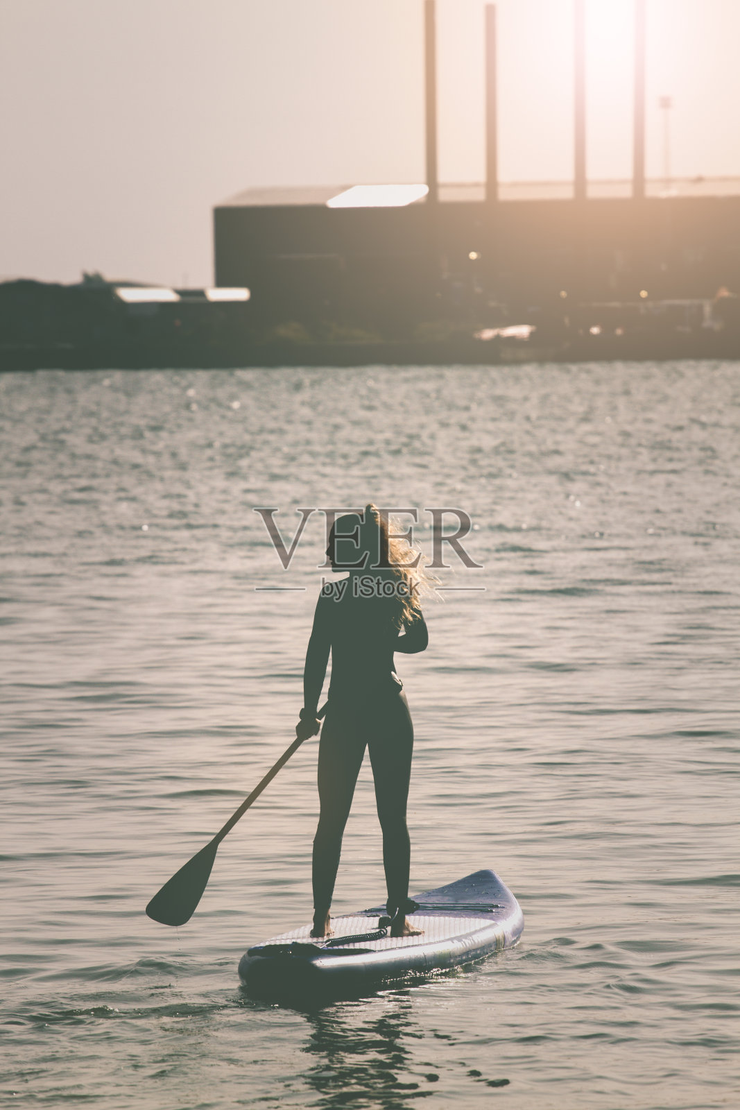 女性SUP桨板在海洋中照片摄影图片