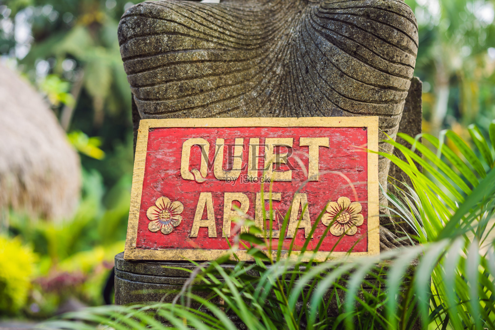 在花园安静的角落里有一个安静的区域照片摄影图片