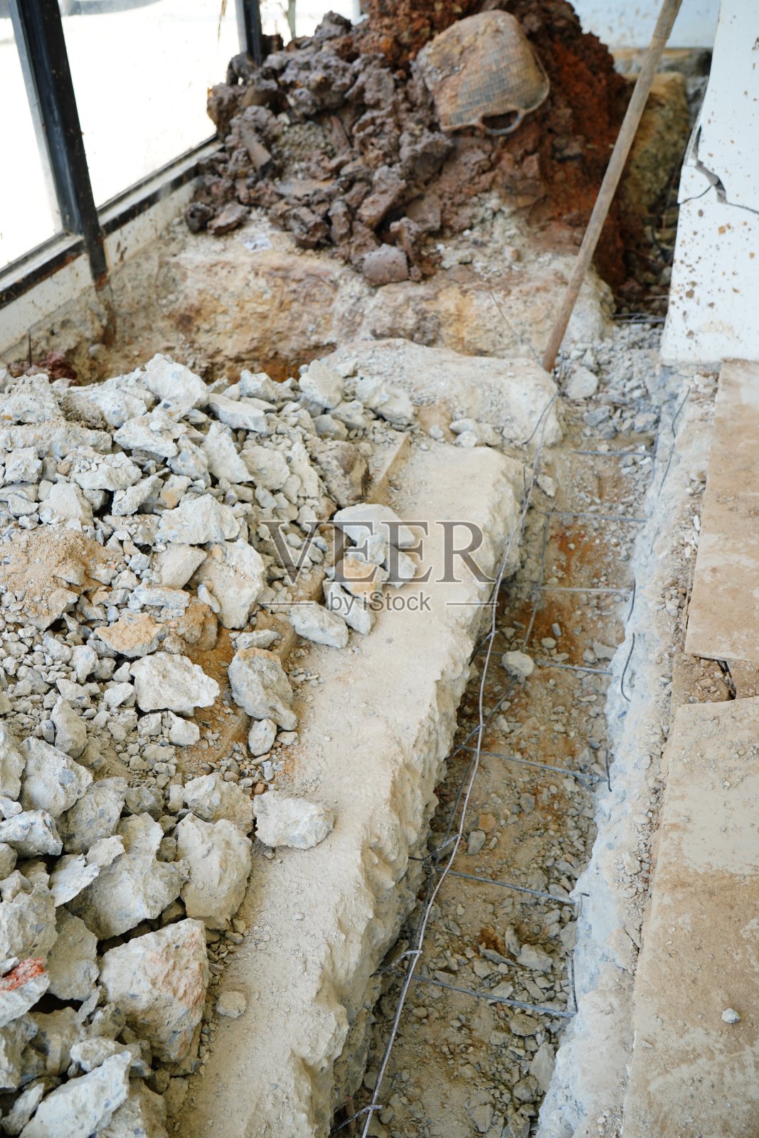 正在挖掘房屋混凝土地板的建筑工地照片摄影图片