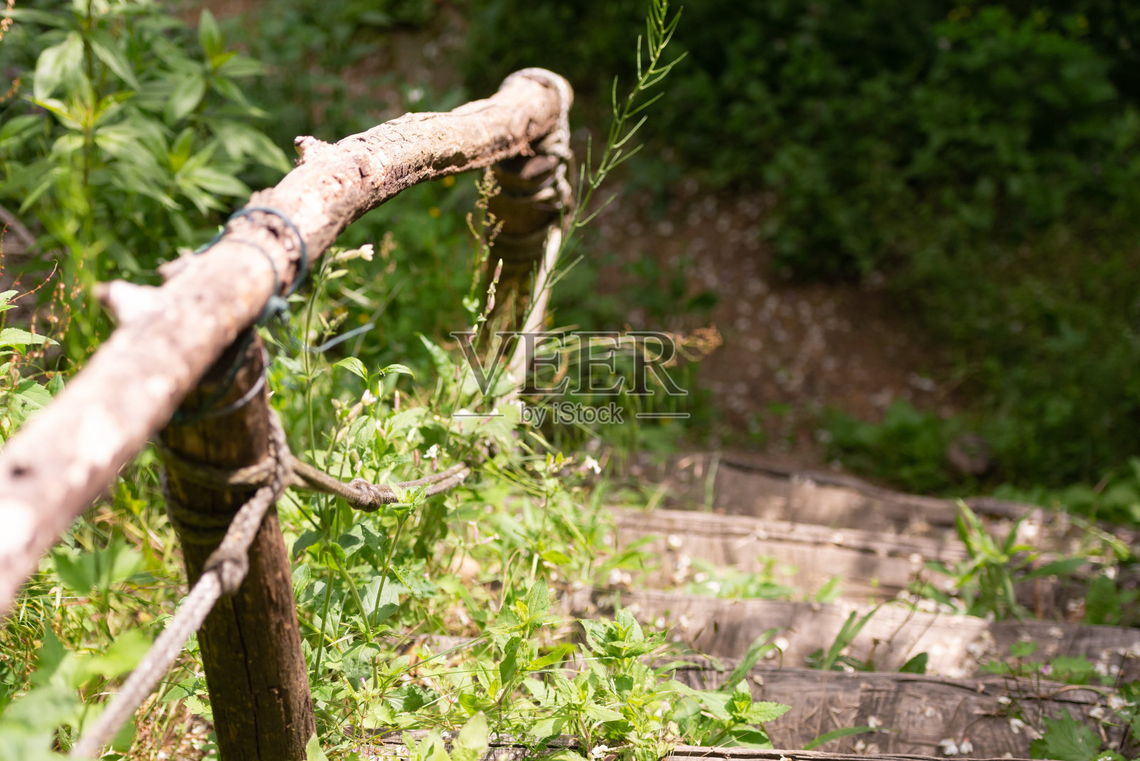 用旧木头做成的木栏杆照片摄影图片
