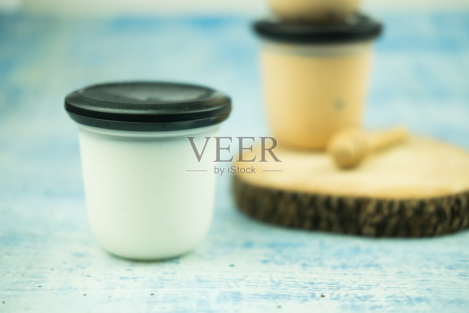 豆腐与牛奶混合成果冻包装。它和布丁很像照片摄影图片