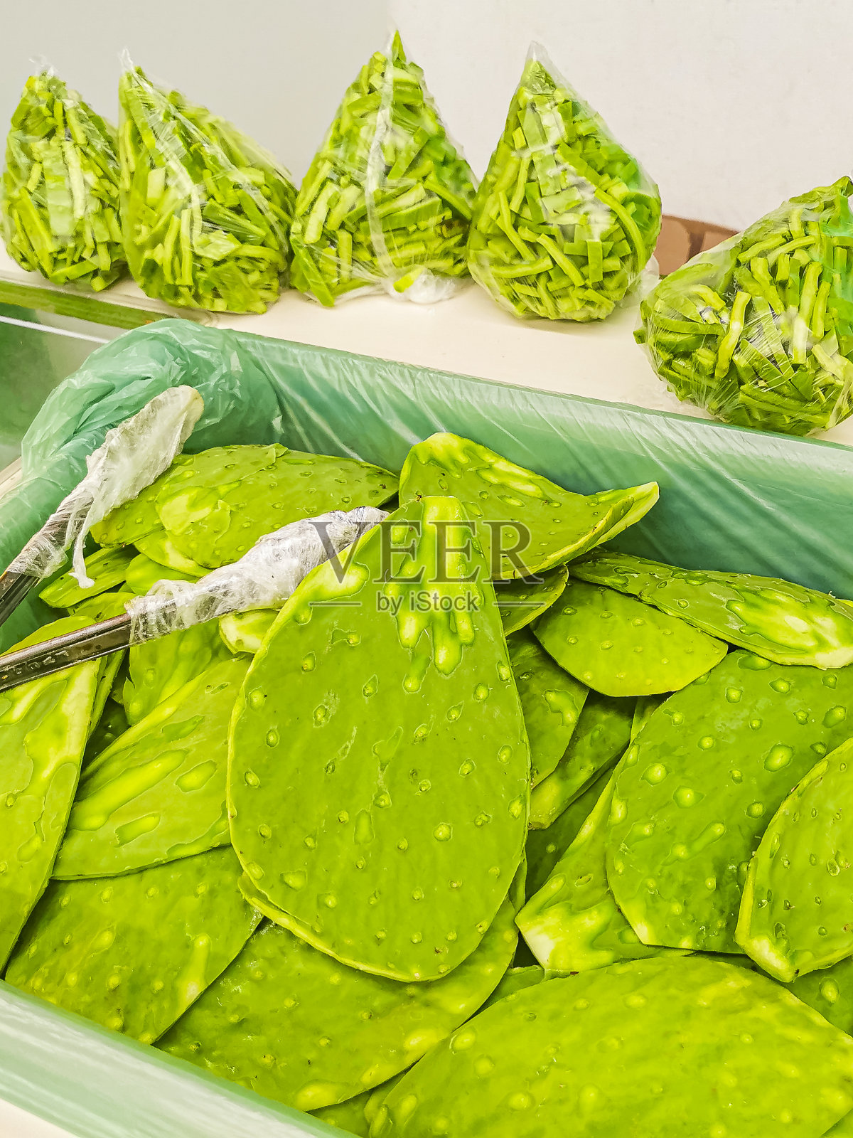 墨西哥仙人掌切片食品食用在普拉亚德尔卡门超市墨西哥绿色质地。照片摄影图片
