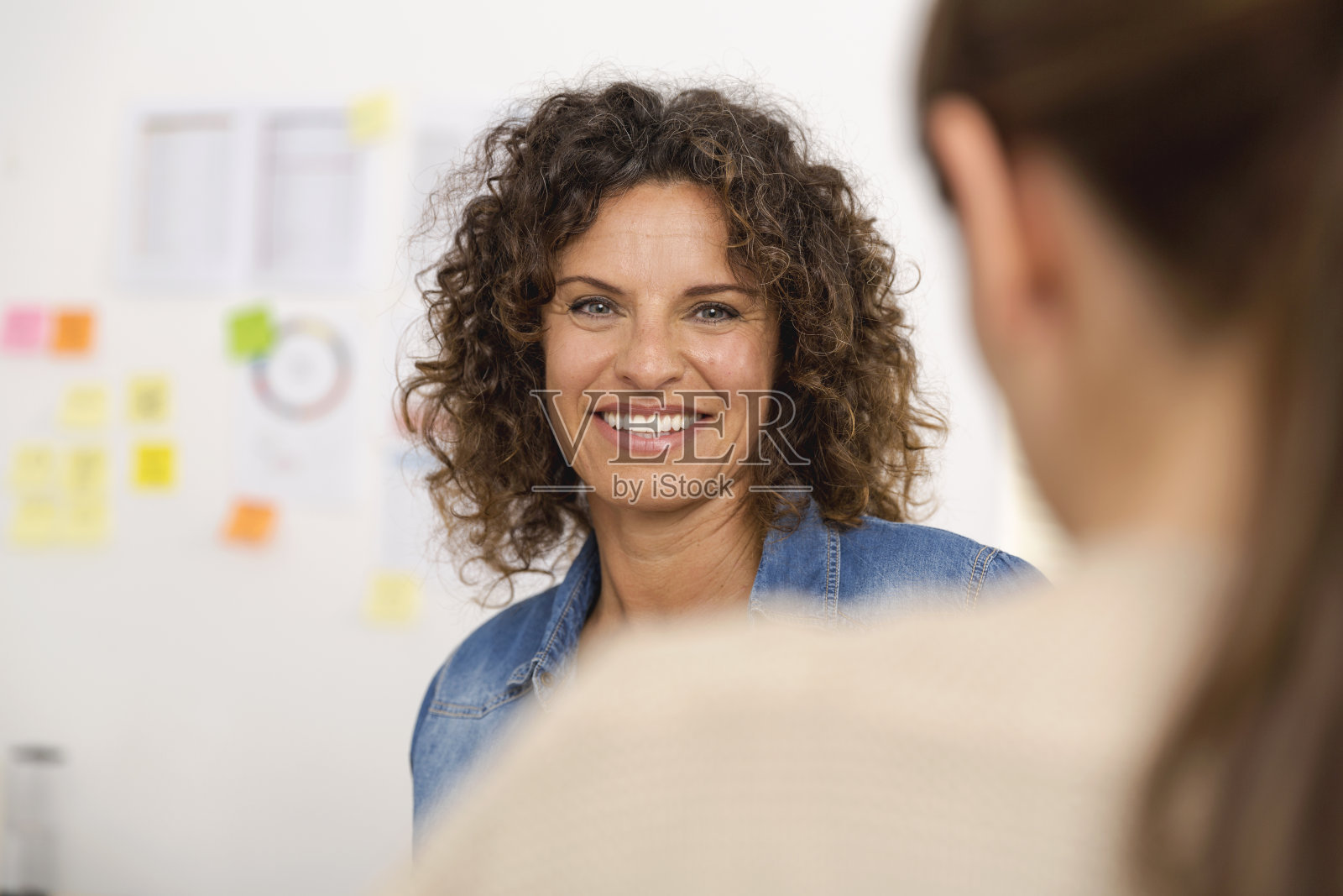 两个女商人一起工作照片摄影图片