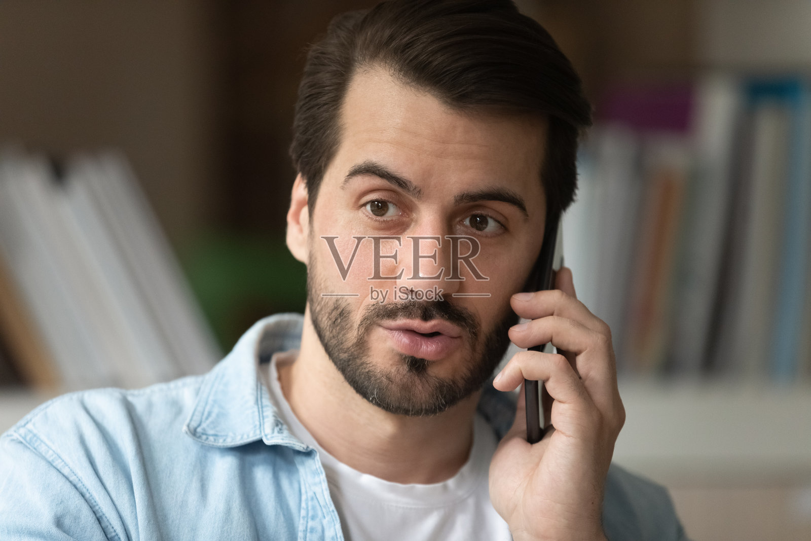 头像自信的男人在用智能手机打电话照片摄影图片