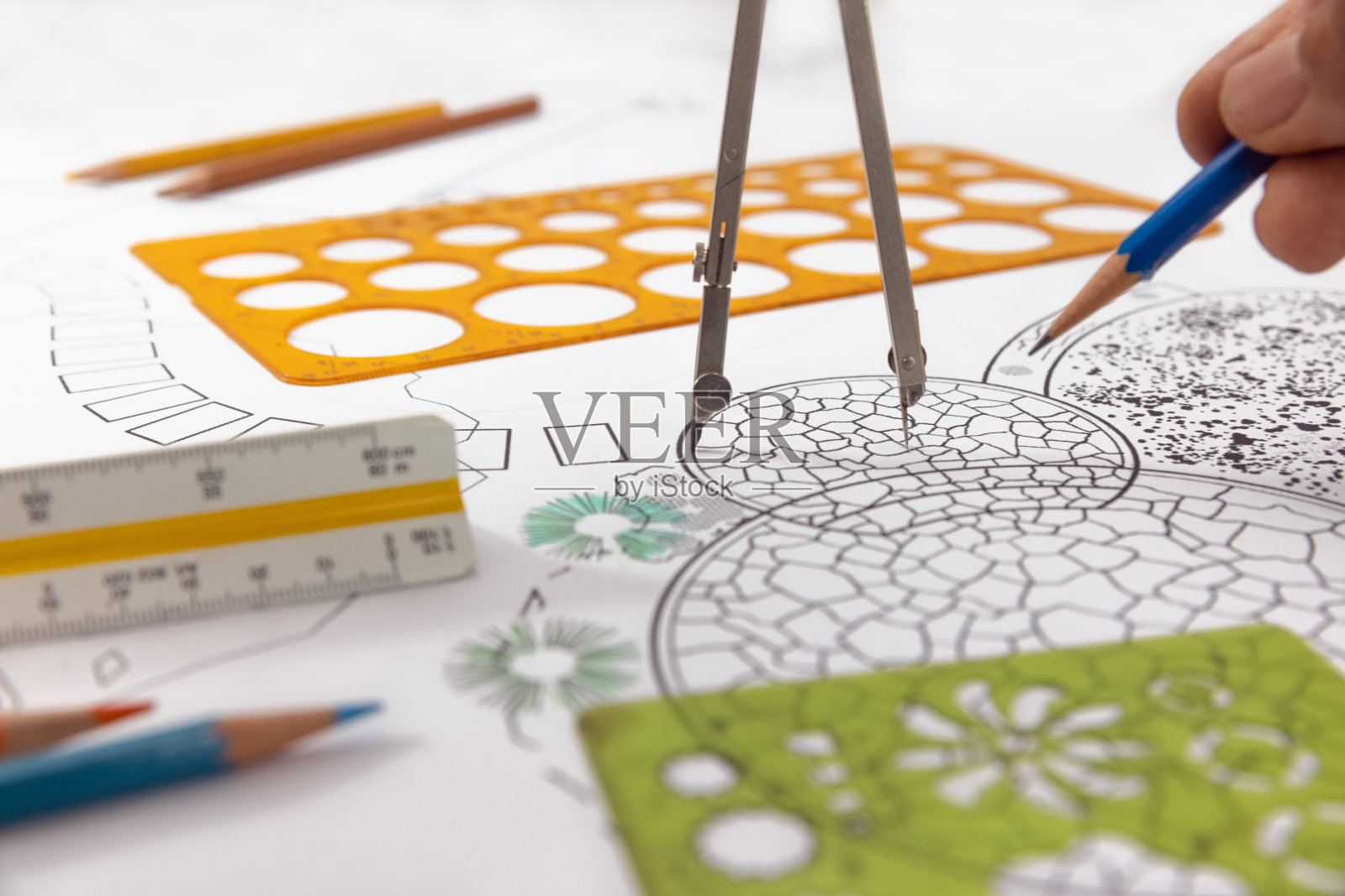 别墅的后院花园和游泳池设计方案。照片摄影图片