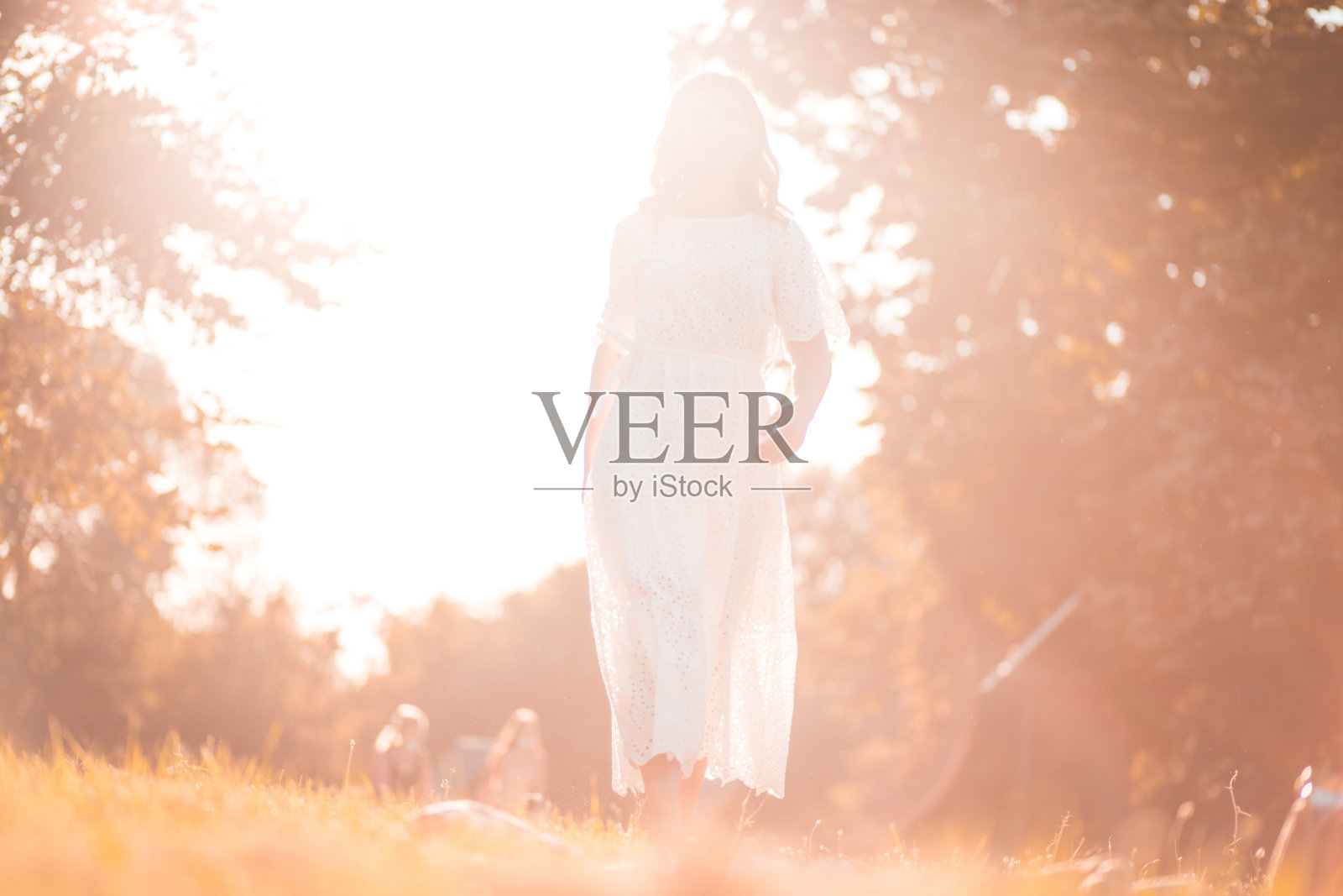 女人花时间在大自然中。照片摄影图片