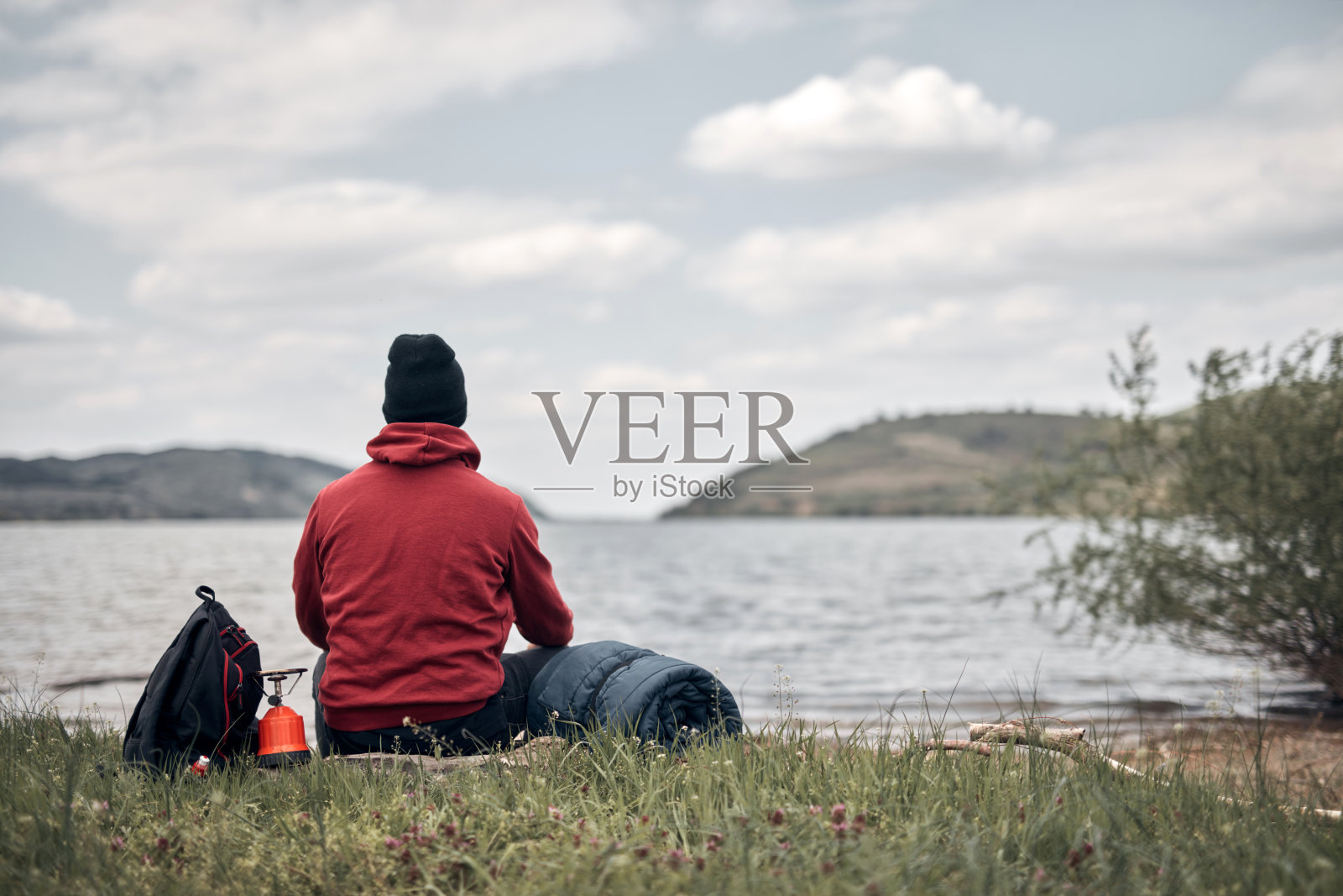 在河边露营的徒步旅行者。照片摄影图片