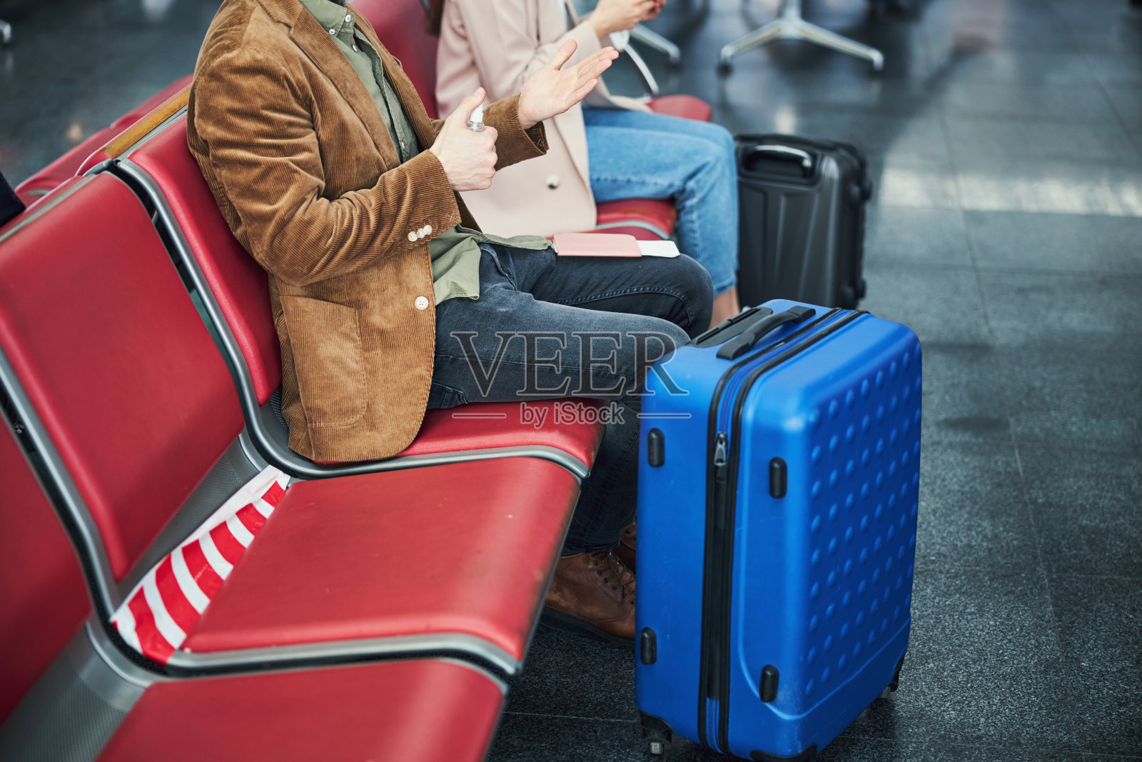 男乘客在机场使用洗手液照片摄影图片