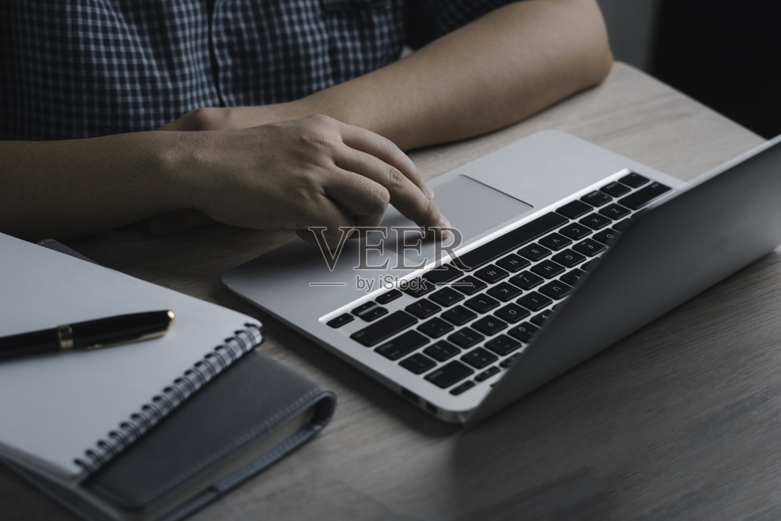 商务女性在财务和会计工作在办公室分析财务预算照片摄影图片