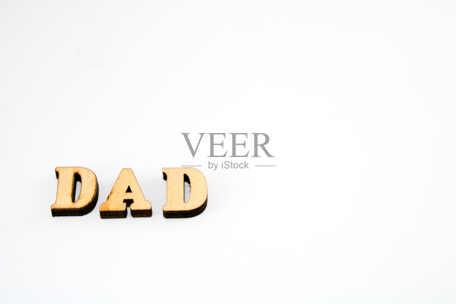 木制字母拼写单词爸爸孤立在白色背景与拷贝空间照片摄影图片