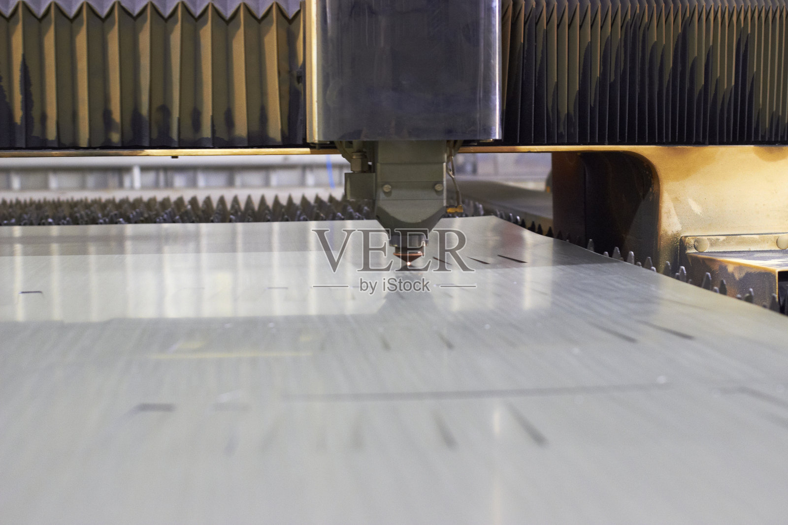 在数控激光切割机上从钢板上切割零件照片摄影图片